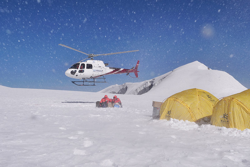 10月20日，直升機成功將首批科考隊員和物資運送至阿尼瑪卿雪山主峰冰面。