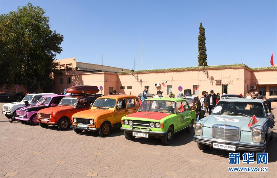 10月24日，人们在摩洛哥马拉喀什参加老爷车展。 
