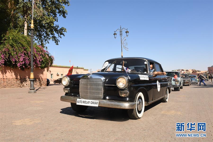 10月24日，人们在摩洛哥马拉喀什参加老爷车展。
