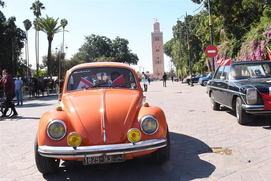 10月24日，人们在摩洛哥马拉喀什参加老爷车展。