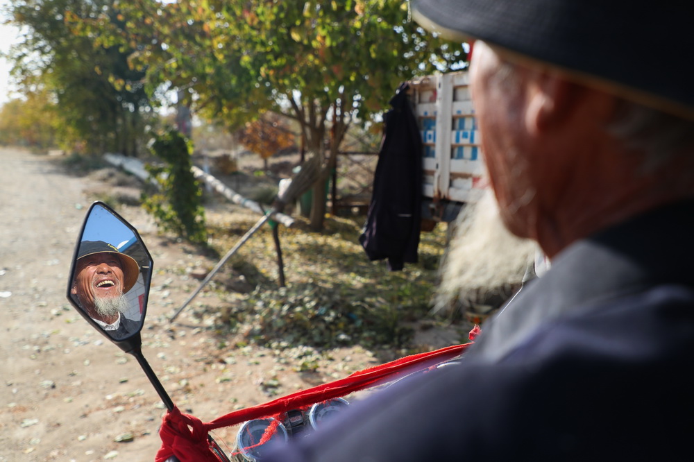 在武威市凉州区长城镇红水村，王天昌骑三轮车前往林区巡护（10月23日摄）。