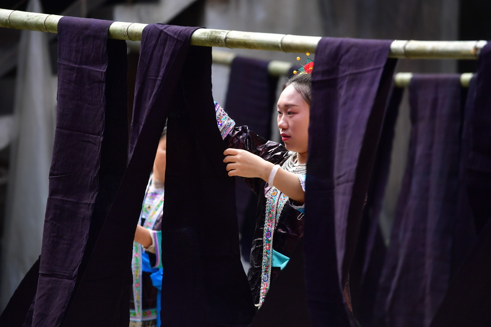 10月25日，乌英苗寨苗族姑娘在亮布文化节上晾晒亮布。