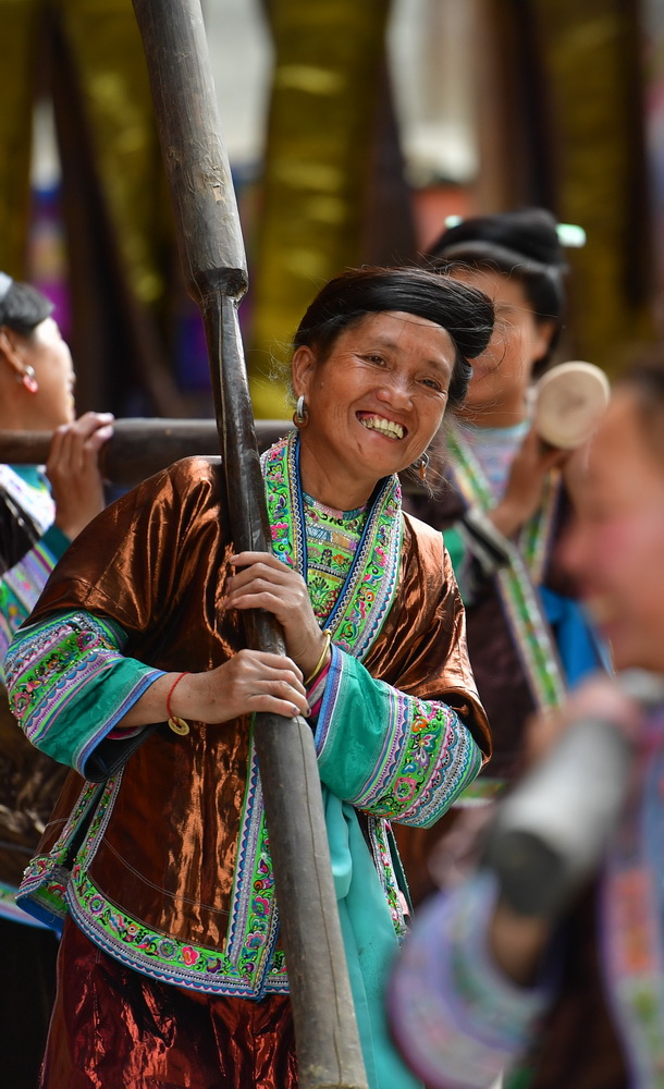 10月25日，乌英苗寨妇女们带着亮布槌参加亮布文化节。
