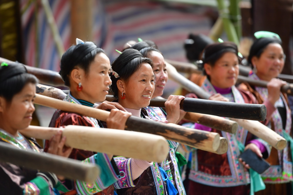 10月25日，乌英苗寨妇女们带着亮布槌参加亮布文化节。