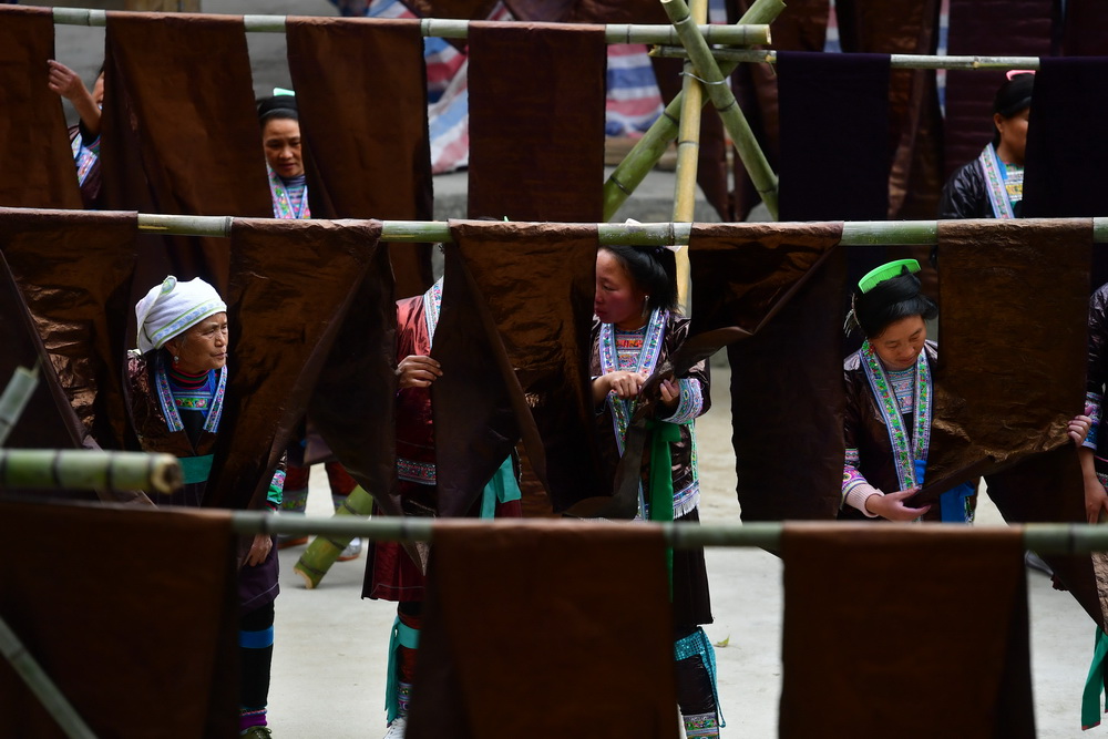 10月25日，乌英苗寨妇女们在亮布文化节上交流。