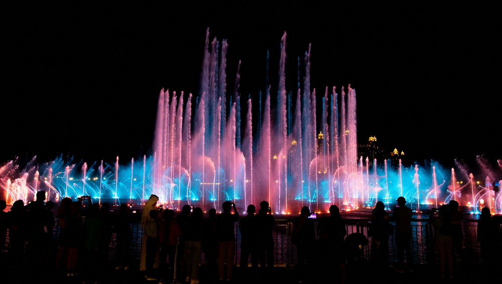 10月24日晚，在阿拉伯聯合酋長國迪拜棕櫚島，當地居民和游客欣賞音樂噴泉表演。