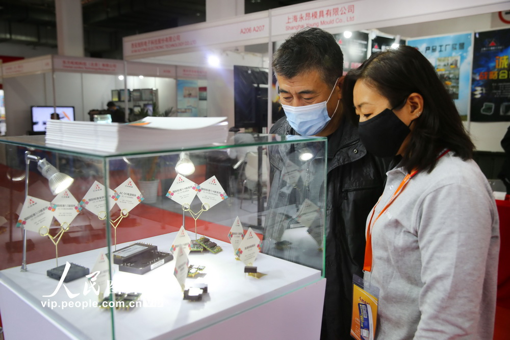 2020年11月2日，觀眾在北京展覽館觀看國防信息化展。