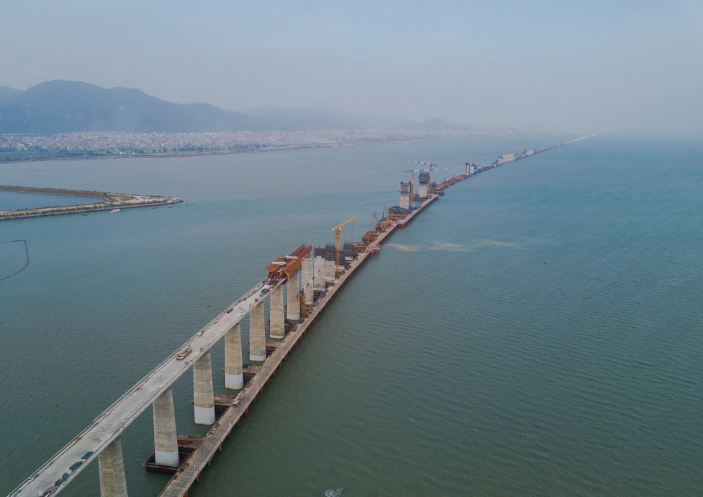 這是在新建福廈鐵路湄洲灣跨海大橋建設現場（11月2日攝，無人機照片）。新華社記者 宋為偉 攝