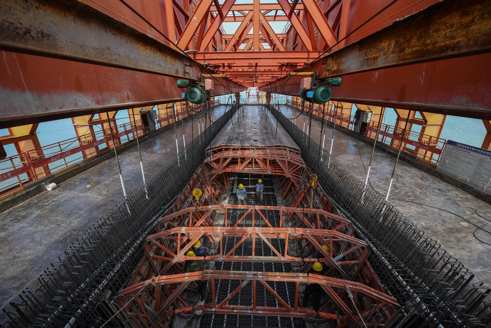 11月2日，中鐵十一局工人在新建福廈鐵路湄洲灣跨海大橋建設現場施工。新華社記者 宋為偉 攝