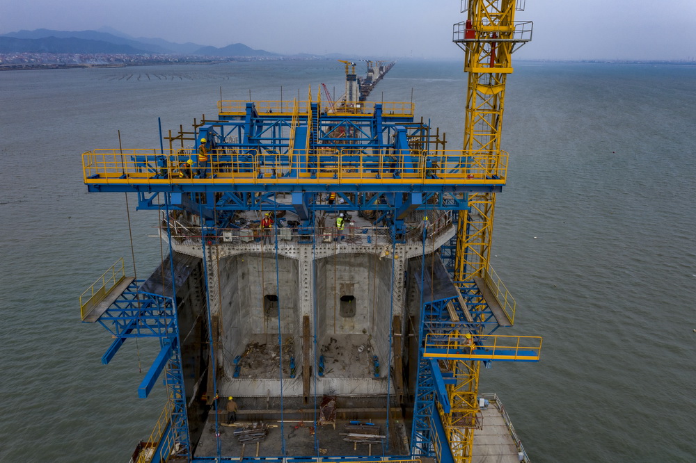 11月2日，中鐵十一局工人在新建福廈鐵路湄洲灣跨海大橋建設現場施工（無人機照片）。新華社記者 杜華舉 攝