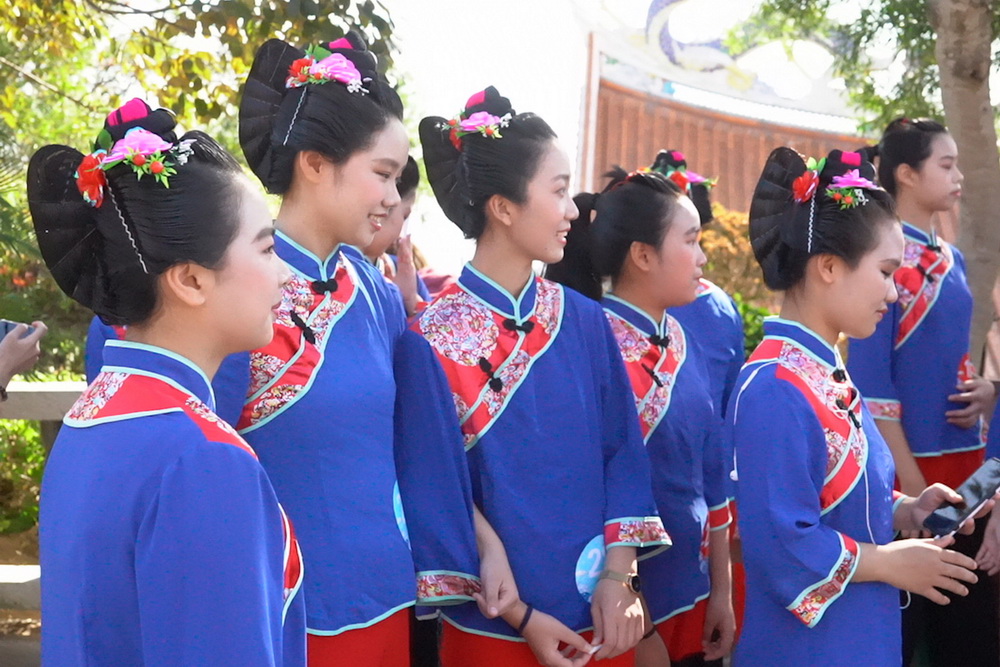 梳著媽祖髻、穿著湄洲島傳統服飾的當地中學生（10月31日攝）。新華社記者 褚萌萌 攝