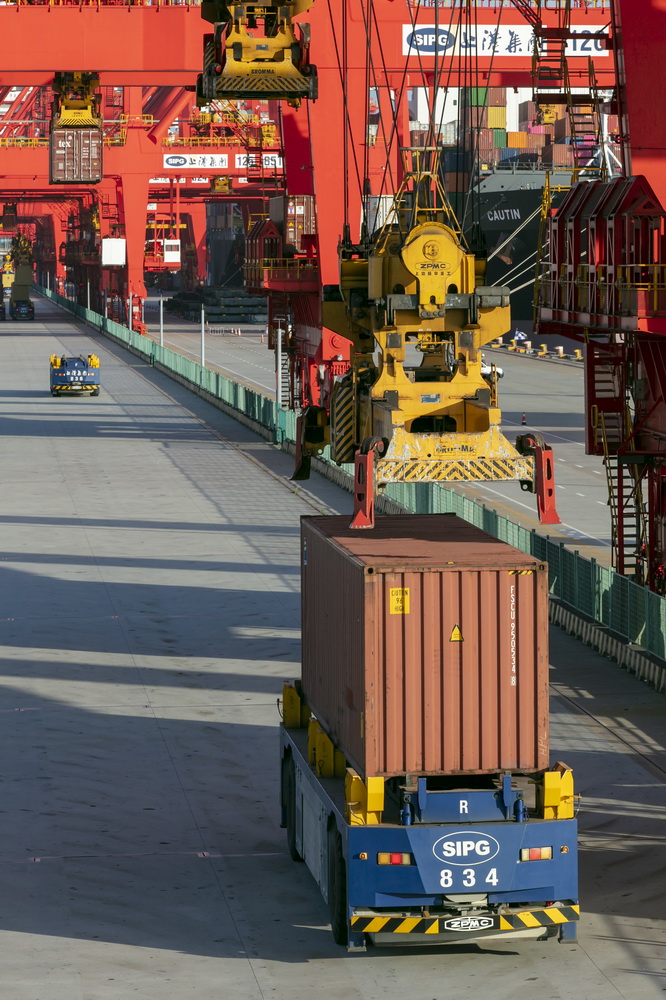 这是11月3日拍摄的上海洋山港集装箱码头。