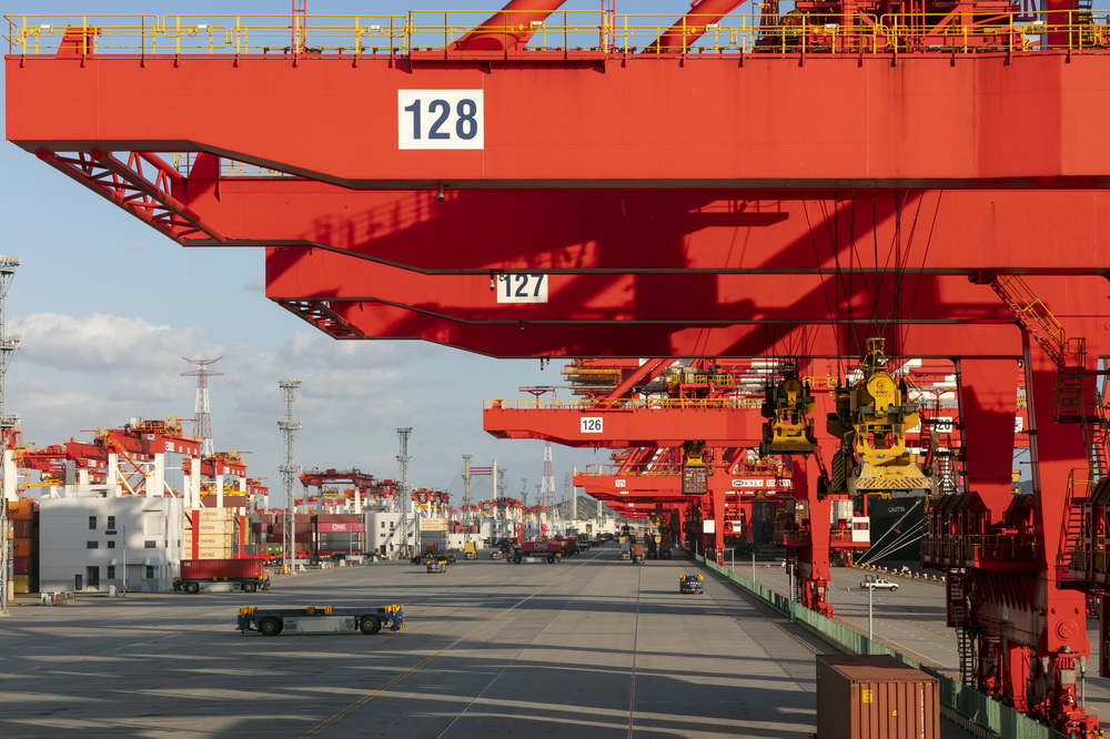 这是11月3日拍摄的上海洋山港集装箱码头。