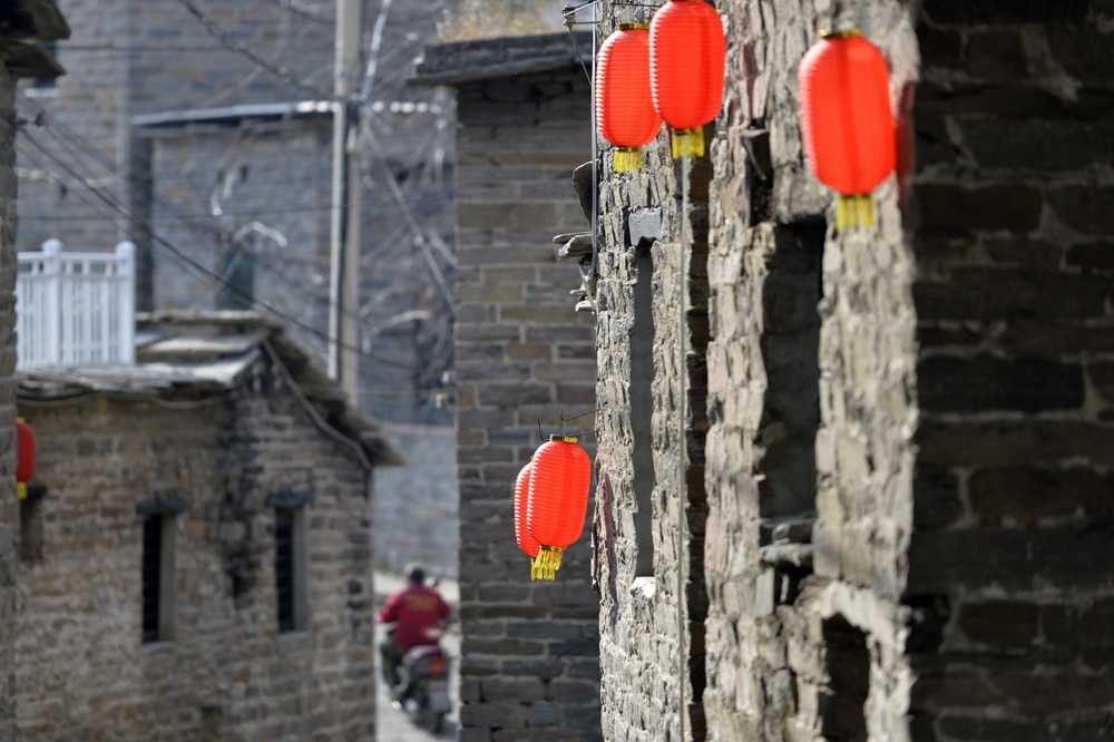 11月4日，河北省邢台市信都区路罗镇茶旧沟村村民驾驶摩托车出行。