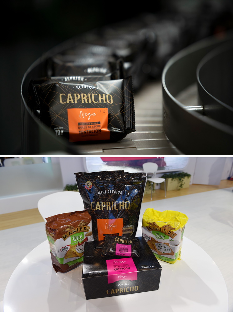  ����һ��ƴ����Ƭ����ͼΪ10��28���ڰ���͢����˹�ͻ�������ĵ�����ҵ�����İ���͢��ɫ��Ʒ���»��緢 �������������㣩����ͼΪ11��8���ڵ���������ᰢ��͢��������˹�ͻ���չλ�������ɫ��Ʒ���»������ �Զ��� �㣩������˹�ͻ��г�Ϊ�׸����������İ���͢���У����ȡ�����˾�����Ȱ���͢��ͳ��ʳ�����չ�������Ʒ��