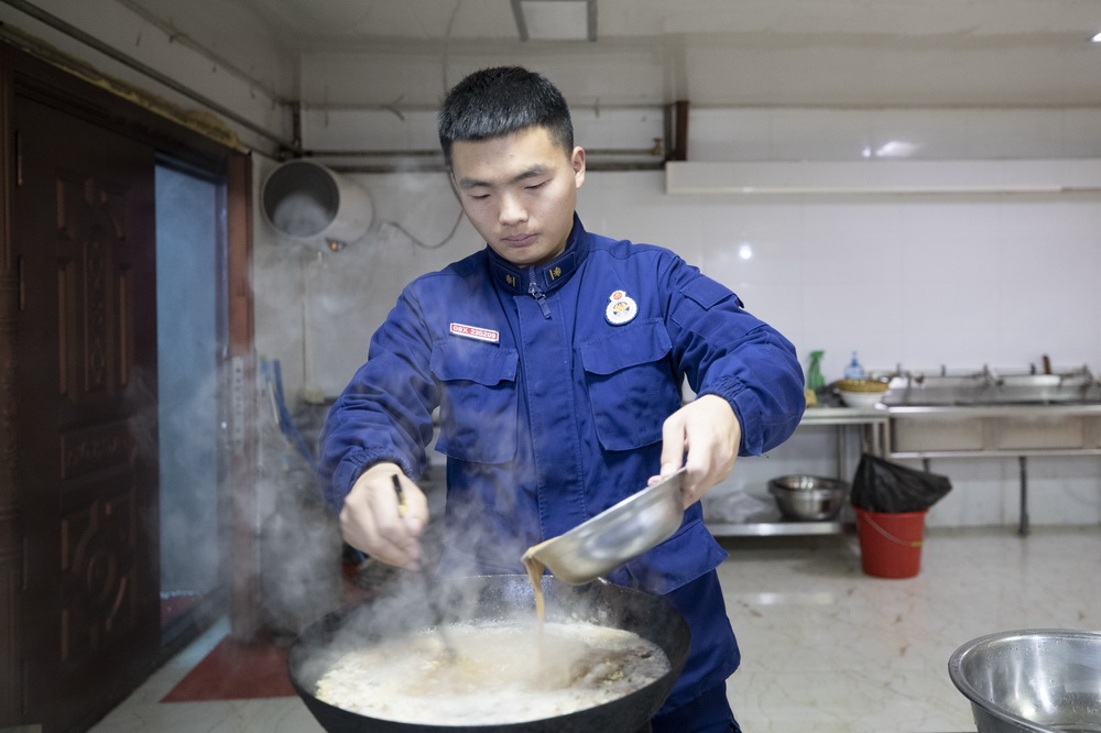 11月6日，来自河南的消防员张芳景为队友制作家乡美食胡辣汤。