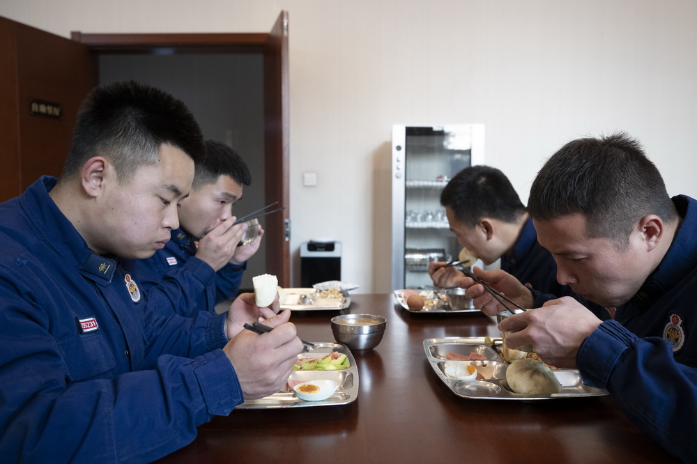 11月6日，在漠河市北极村消防救援站，消防员在食堂就餐。