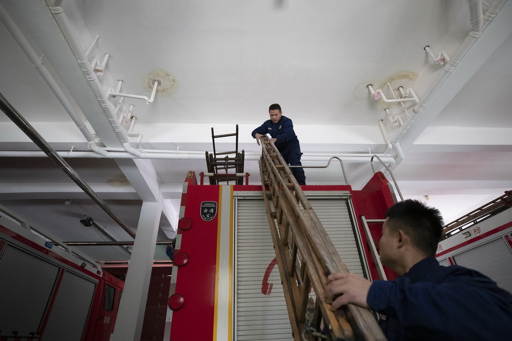 11月6日，在漠河市北极村消防救援站车库内，消防员拿出梯子准备训练。