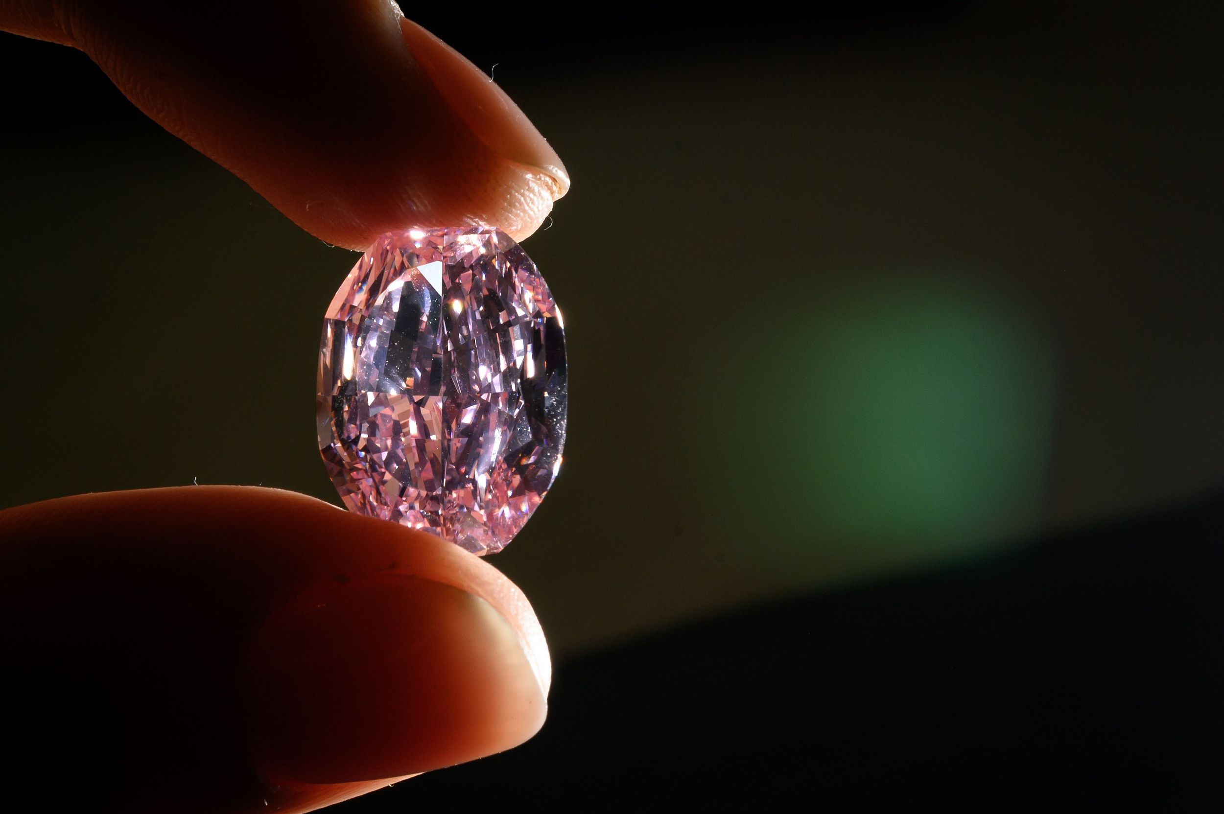 世界最大紫粉色鑽石拍出2660萬美元。視覺中國/供圖