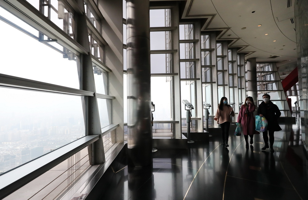 游客在金茂大厦观光厅内游览（3月12日摄）。新华社记者 方�� 摄