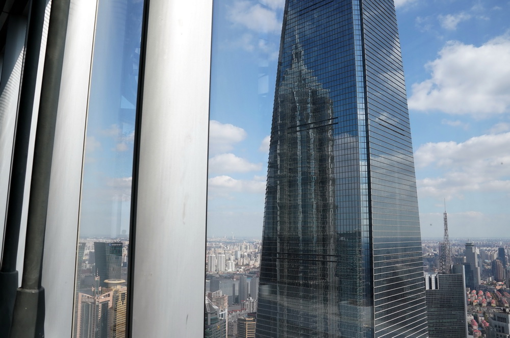 这是在上海中心大厦拍摄的浦东景色（11月12日摄）。新华社记者 刘颖 摄