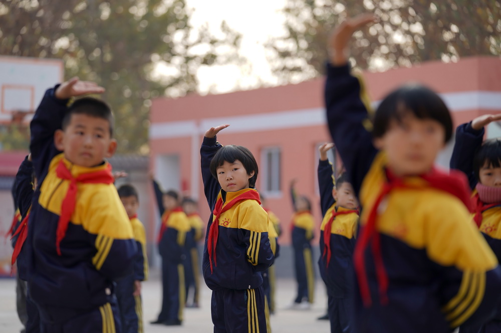 11��12�գ��ӱ�ʡ��¹������Сѧѧ������诣��У���ͬѧһ����ϰ������