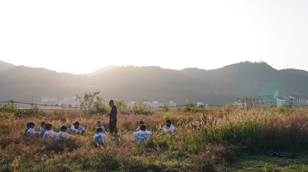 �ڽ���ʡƼ�����书ɽ�羰��ʤ����������ѧУ�����Ĳݳ�����־�ԣ��У���ѧ���ǽ���ˤ�ӵĶ���Ҫ�죨11��10���㣩��