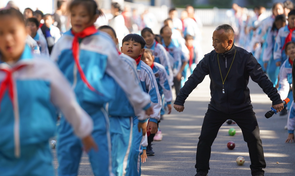 �ڽ���ʡƼ�����书ɽ�羰��ʤ����������ѧУ�Ĳٳ��ϣ���־�ԣ��ң�ָ��ѧ����ϰ��ˤ�Ӳ١���11��10���㣩��