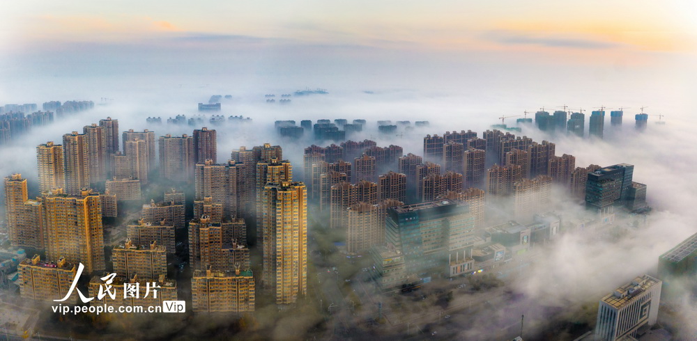 江蘇徐州：濃霧籠罩城區宛如仙境