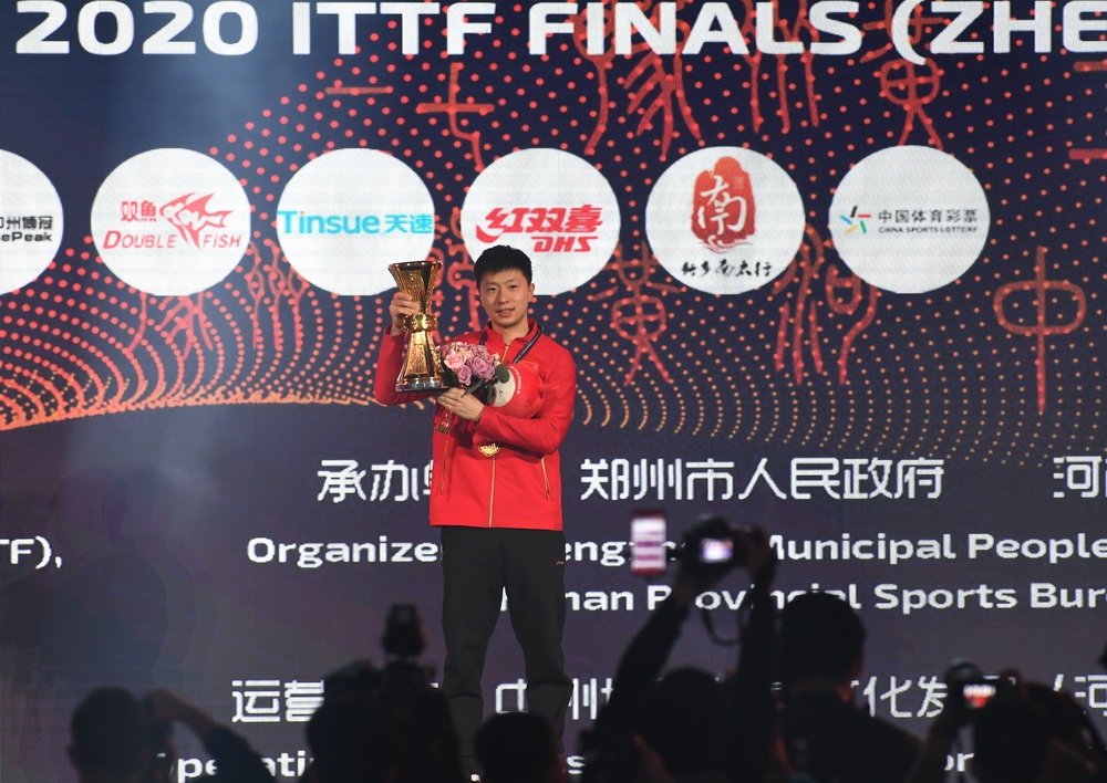 11月22日，男單冠軍馬龍在頒獎儀式上捧杯。新華社記者 劉軍喜 攝