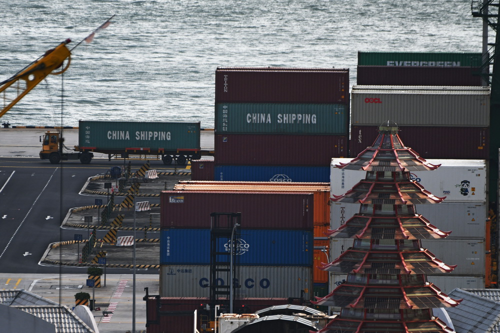 这是8月17日在新加坡巴西班让港区拍摄的集装箱。新华社发 （邓智炜 摄）