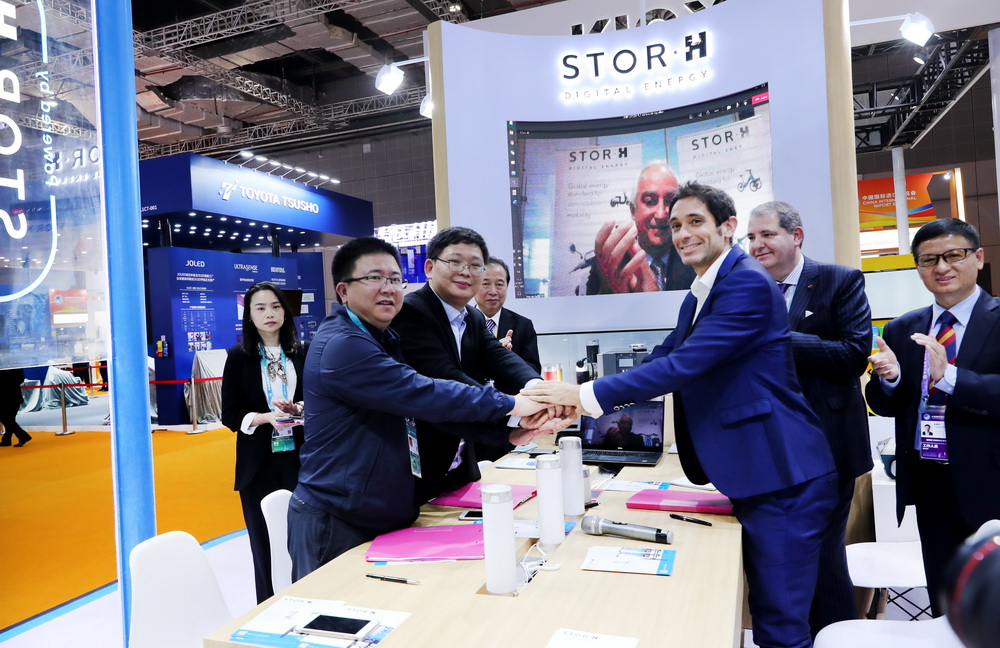  这是11月6日，在上海举行的中国第三届中国国际进口博览会上，中国和瑞士企业代表签订协议后握手互致祝贺。新华社记者 方喆 摄