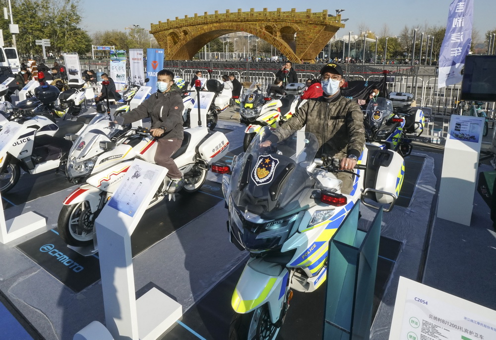 11��24�գ�������Ա�ھ���װ����������չʾ����1250�ͣ�ǰ�ң�����Ħ�г���