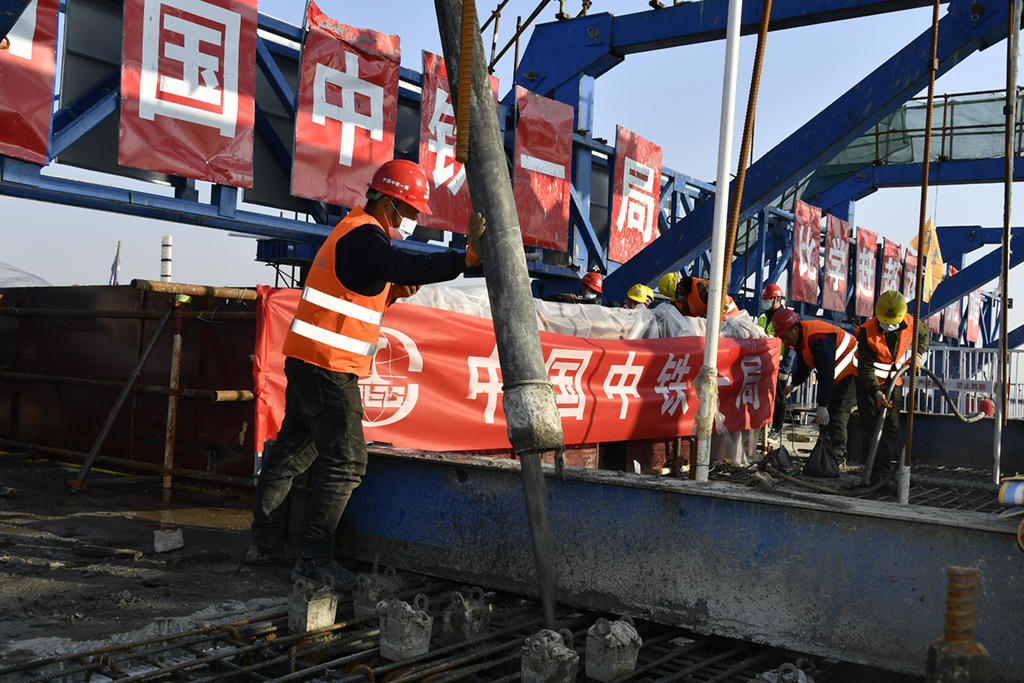 澆筑京德高速公路最大跨度連續梁合龍段混凝土。 牛榮健攝