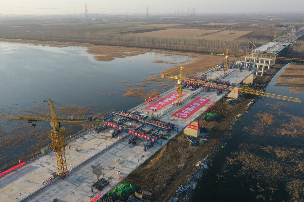 俯瞰京德高速公路全線最大跨度連續梁合龍雄姿。牛榮健 攝