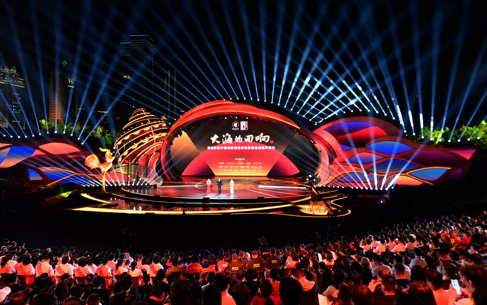 11月25日拍攝的第33屆中國電影金雞獎電影音樂會暨開幕式現場。