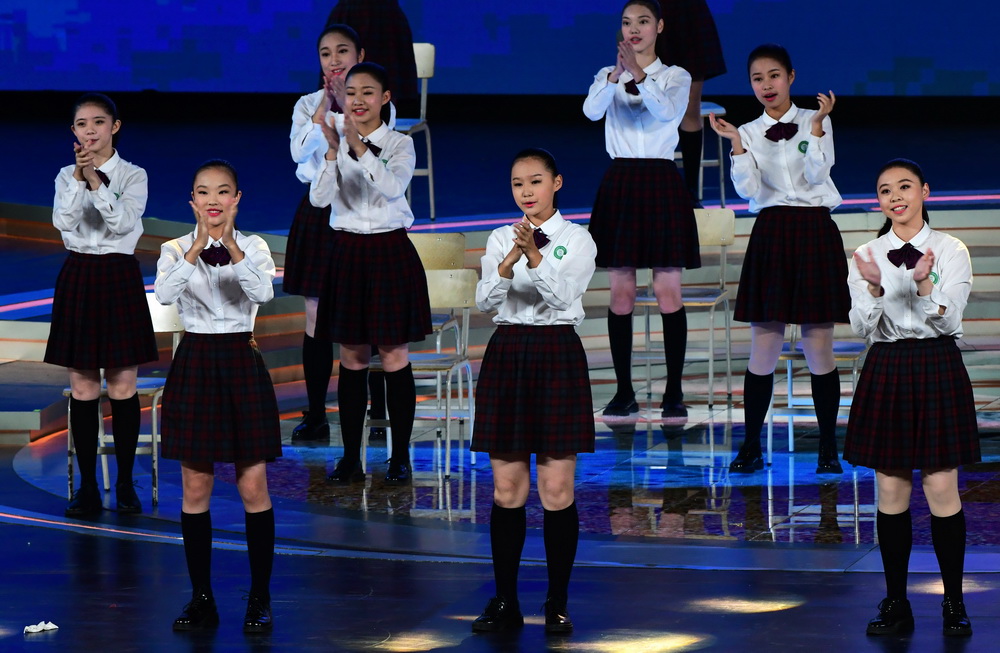 11月25日，在第33屆中國電影金雞獎電影音樂會暨開幕式現場，廈門六中合唱團在演唱《廈門親像一首歌》。