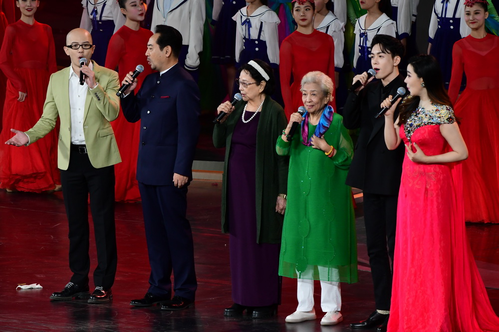 11月25日，在第33届中国电影金鸡奖电影音乐会暨开幕式现场，老中青三代演员和歌手共同演唱《我和我的祖国》。