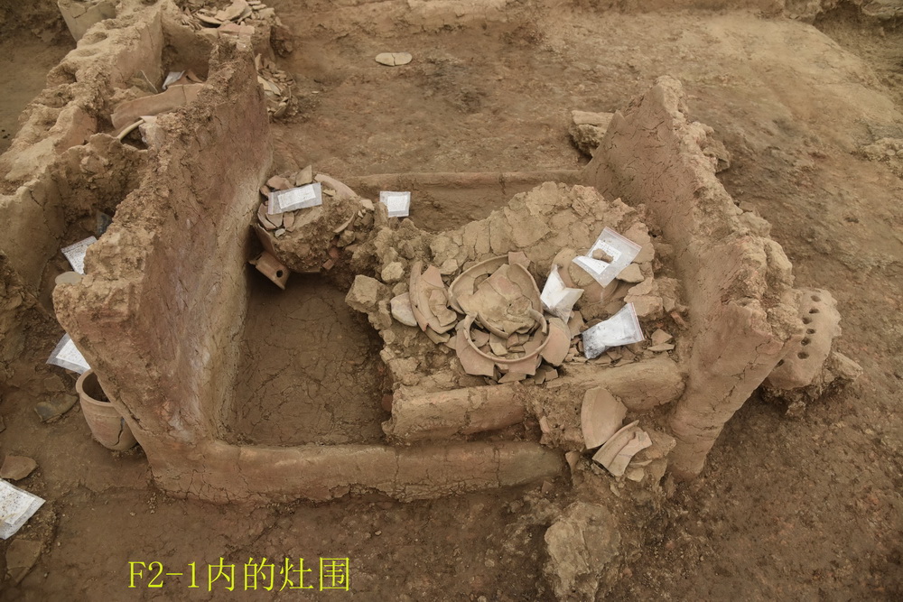 河南南陽黃山遺址出土的、標號為F2的仰韶文化晚期大型玉石器生產作坊內的灶圍（2020年8月攝）。新華社發（河南省文物考古研究院供圖）
