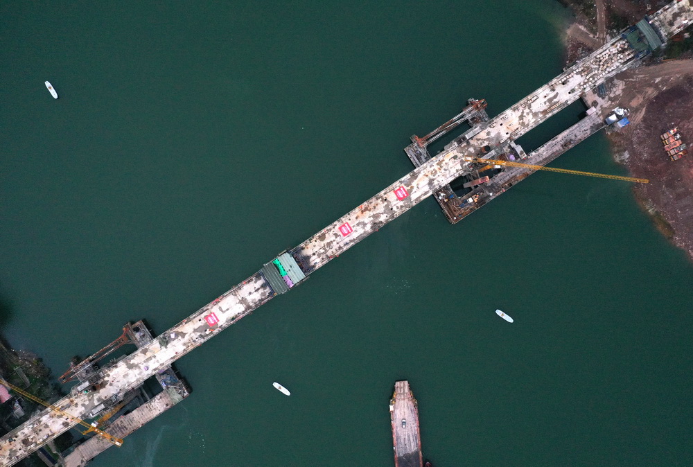 这是11月25日拍摄的郑万高铁彭溪河多线特大桥施工现场（无人机照片）。