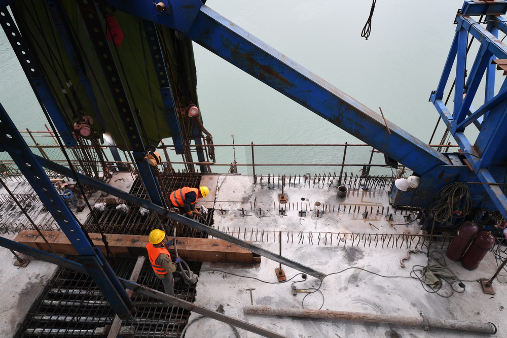 11月25日，工人在郑万高铁彭溪河多线特大桥施工现场作业。