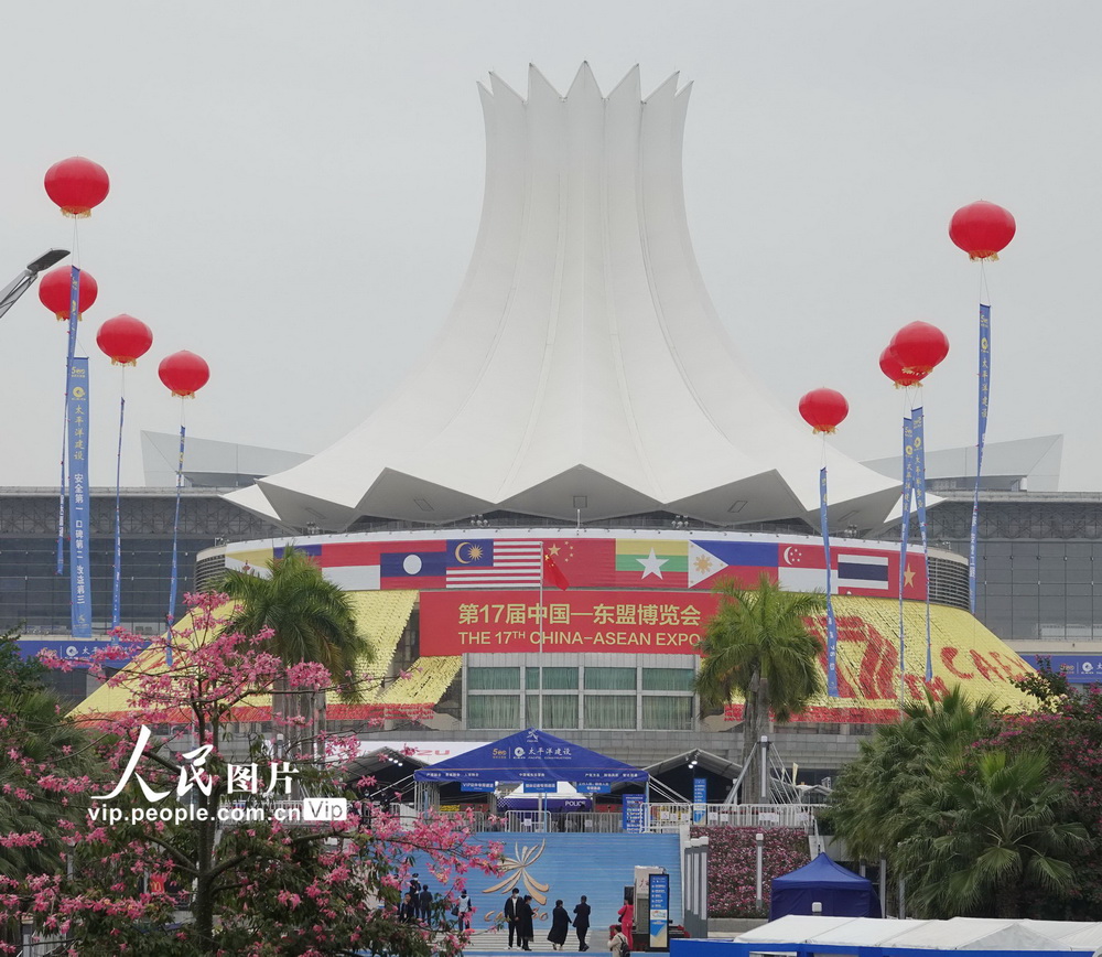 11月27日，中國-東盟博覽會會址——南寧國際會展中心鮮花盛開、氣球飄舞，充滿喜慶氣氛。
