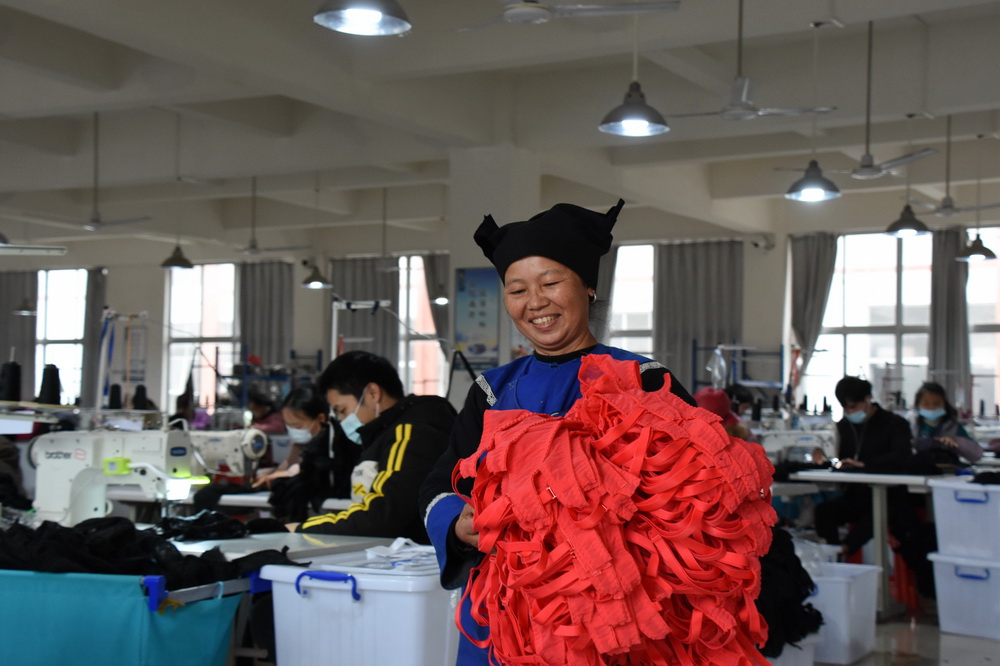 11月26日，工人在貴州省黔東南苗族侗族自治州劍河縣一家東西部扶貧協作建成的制衣廠工作。新華社發（余天英 攝）