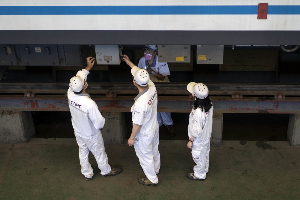 11月16日，在布宜诺斯艾利斯省拉瓦约，中国技术人员对列车进行日常检查。新华社发（马丁·萨巴拉摄）