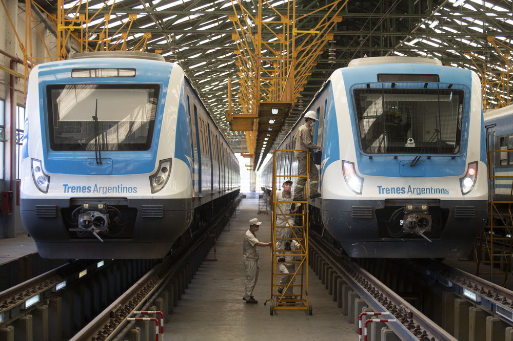 11月16日，在布宜诺斯艾利斯省拉瓦约，中国和阿根廷技术人员对列车进行日常检查。新华社发（马丁·萨巴拉摄）