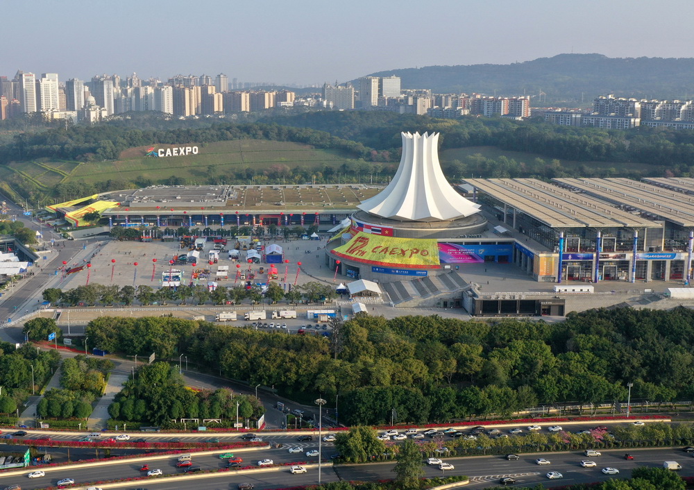 这是南宁国际会展中心及周边建筑（11月30日摄，无人机照片）。新华社记者 陆波岸 摄