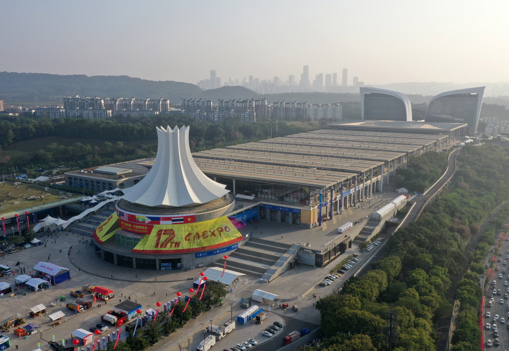 这是南宁国际会展中心及周边建筑（11月30日摄，无人机照片）。新华社记者 陆波岸 摄