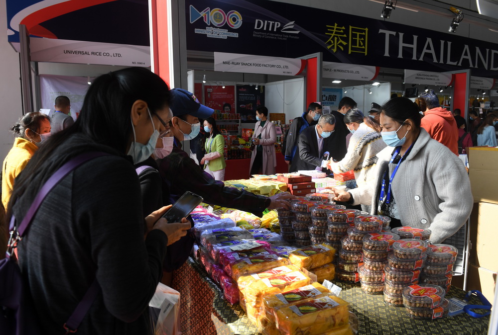 11月30日，在南宁国际会展中心，观众（左）在选购商品。新华社记者 陆波岸 摄