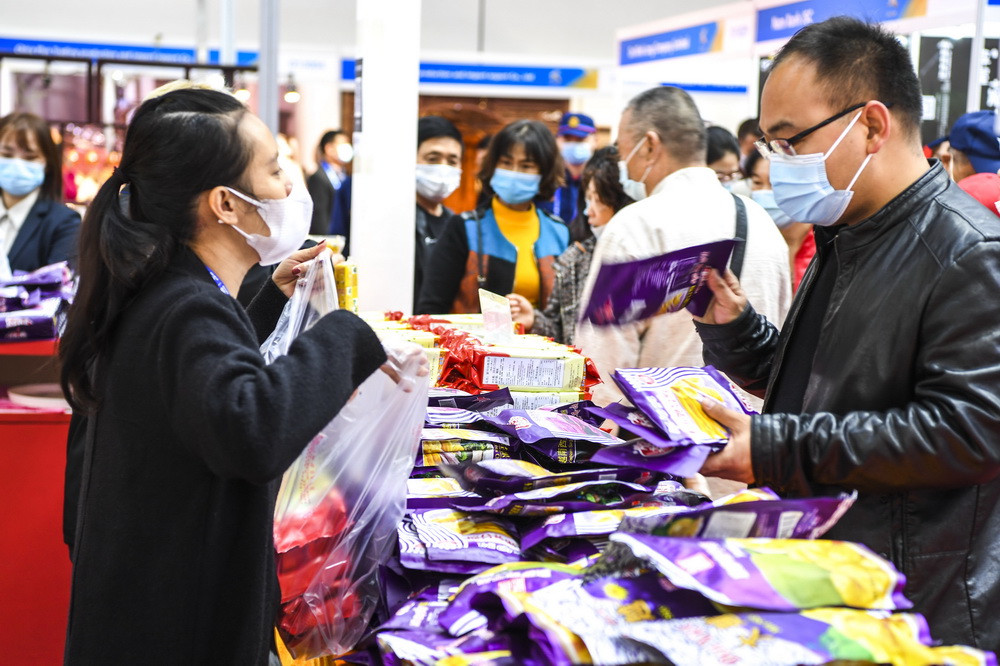 11月30日，在南宁国际会展中心，观众（右）在选购商品。新华社记者 曹祎铭 摄