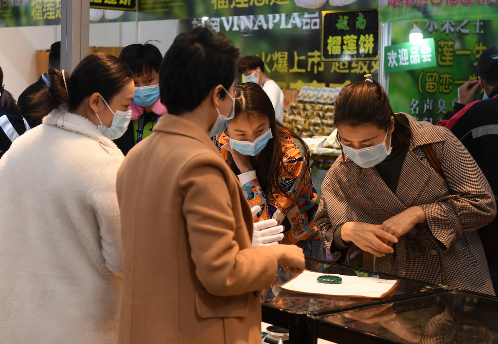 11月30日，在南宁国际会展中心，观众（右）在选购商品。新华社记者 陆波岸 摄